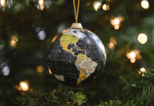 detall d'una bola de nadal en un arbre nadalenc