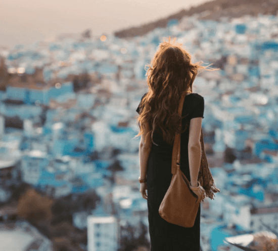 detall d'una noia amb vistes a un poble