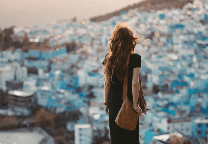 detall d'una noia amb vistes a un poble