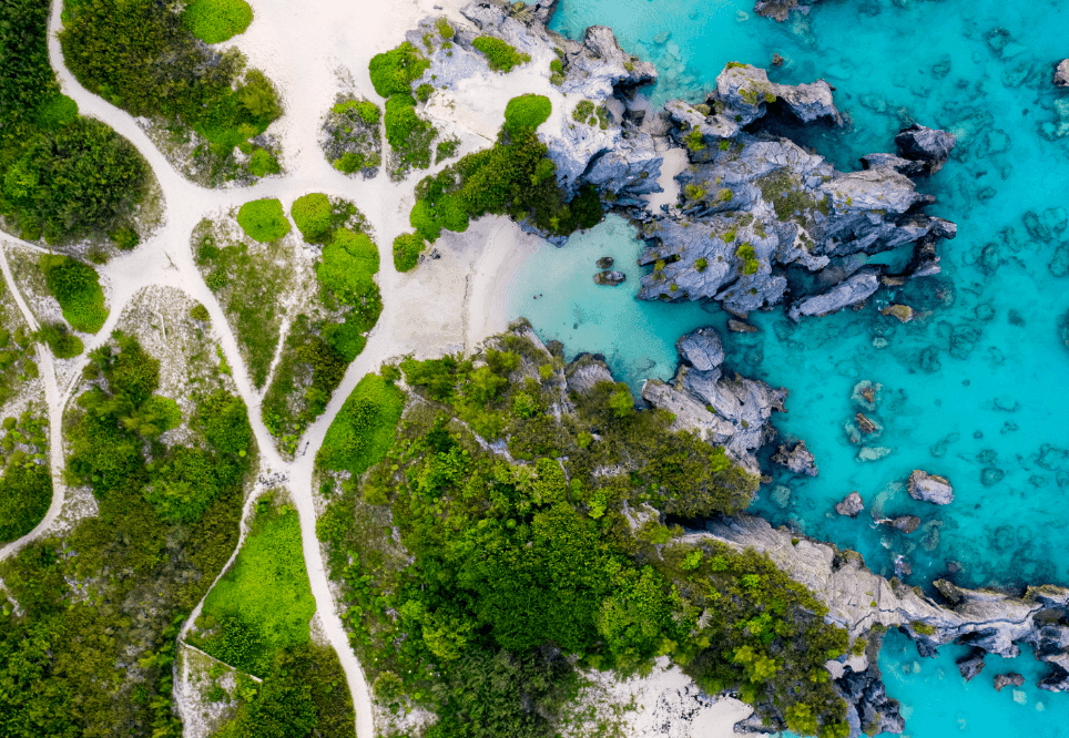detall d'una illa amb aigües cristalines de color turquesa