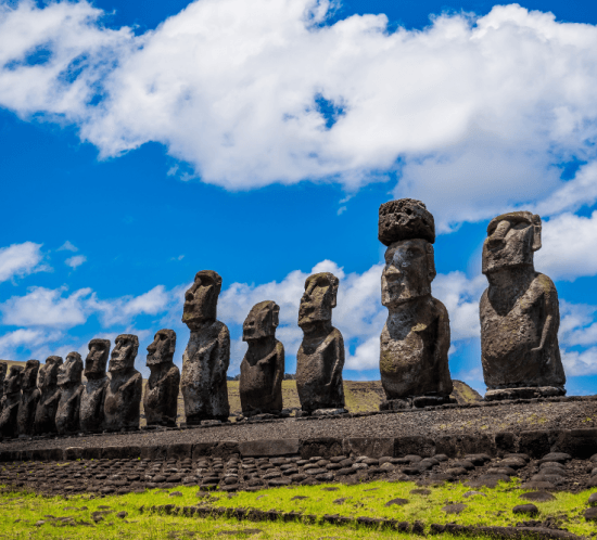 detall de figures de pedra xilenes