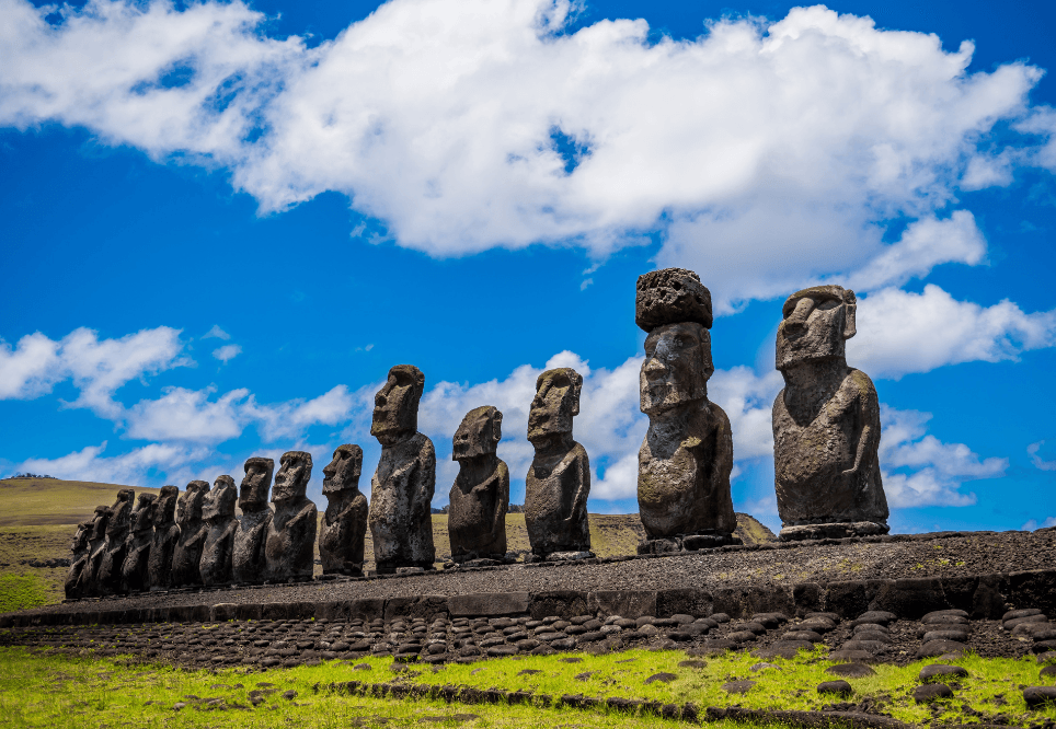 detall de figures de pedra xilenes