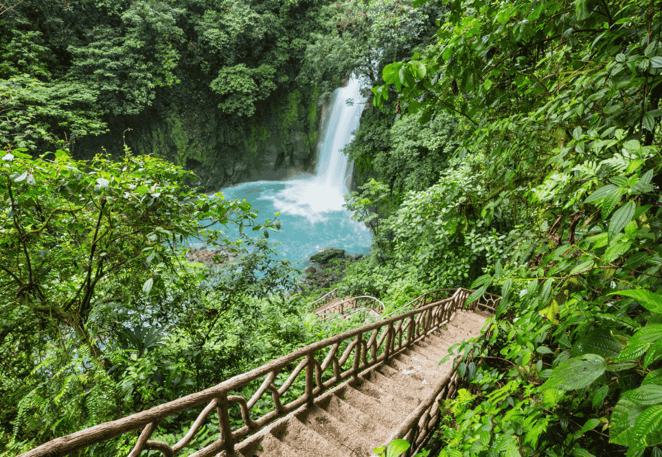 detall d'una cascada ubicada a costa rica a la qual et pots banyar