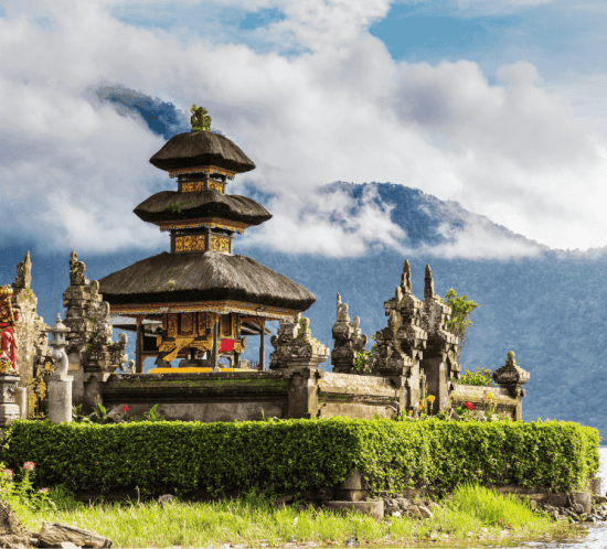 detall de un temple a la bora del mar envoltat de natura a Bali