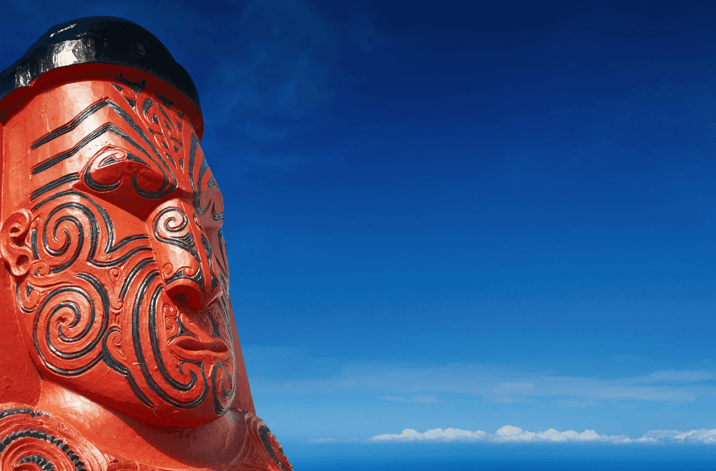 detall del cap d'un maorí de fusta ubicat a nova zelanda