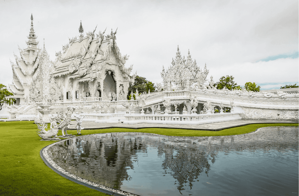 detall del temple blanc ubicat a thailandia