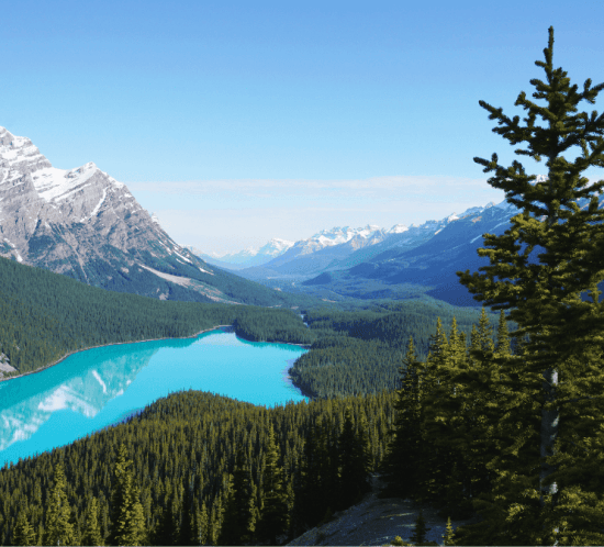 Detall de les muntanyes de l'est de canadà envoltant un llac blau turquesa