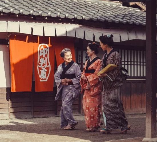 detall d'unes geishes passejant pels carrers de kyoto