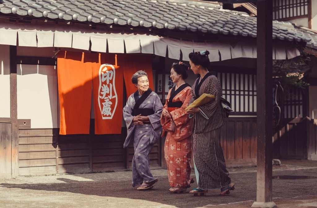 detall d'unes geishes passejant pels carrers de kyoto
