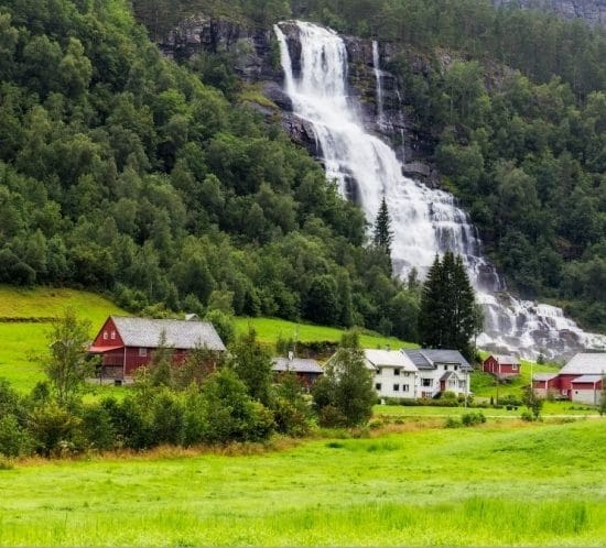 mostra de la noruega salvatge amb cascades impressionants