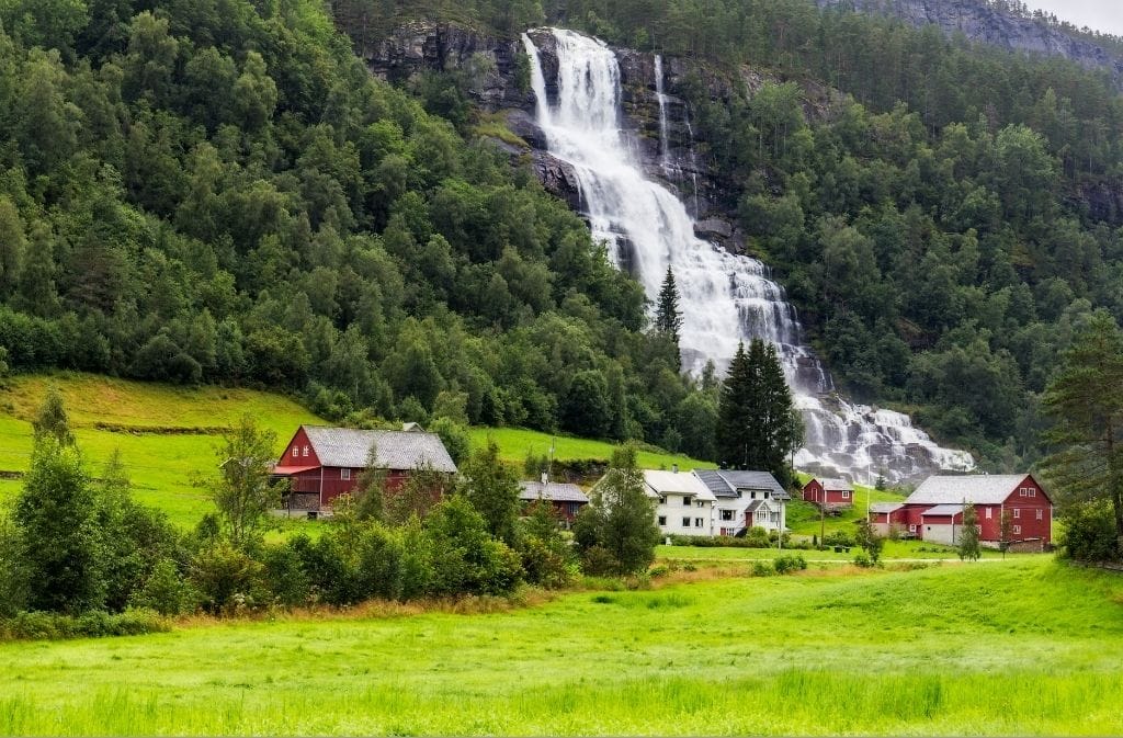 mostra de la noruega salvatge amb cascades impressionants