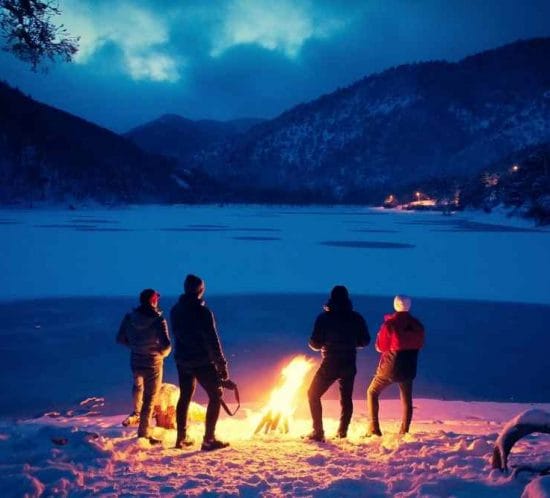 grup de viatjers gaudint de les aurores boreals