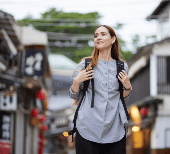 noia viatgera passejant pels carrers de Kyoto