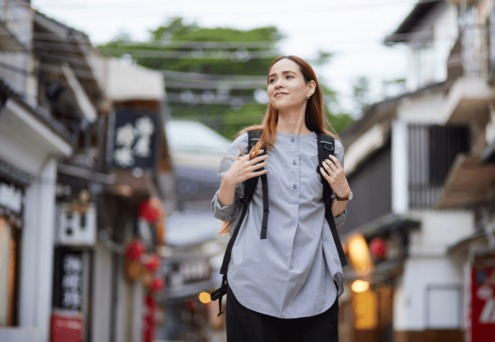 noia viatgera passejant pels carrers de Kyoto