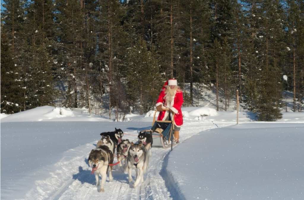 Detall del Pare Noel lliscant amb trineu a Lapònia