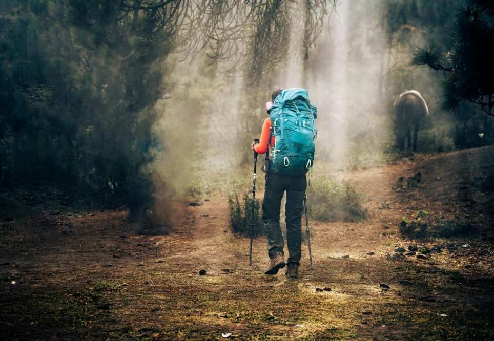 viatger fent una rutra per alta muntanya