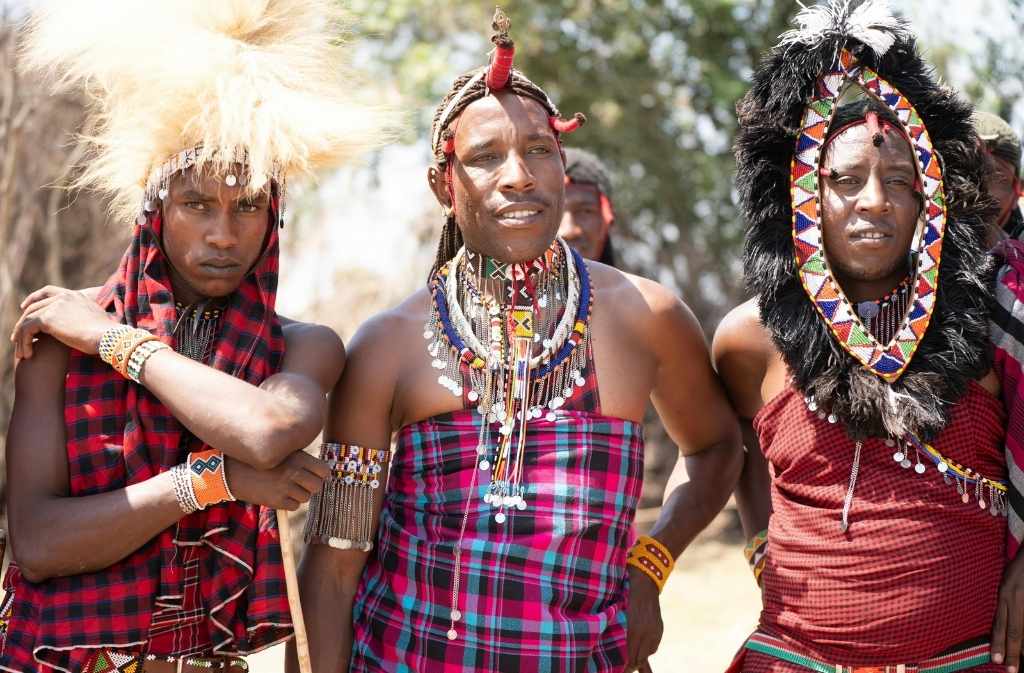 detall de tres homes masai