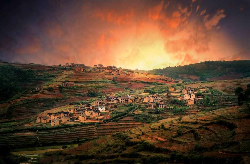 vistes d'un poblat a madagascar amb una posta de sol