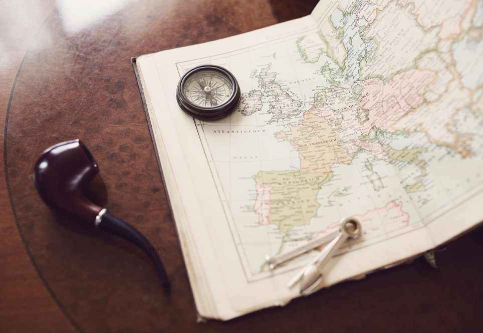 detall d'un mapa, una brúixola i una pipa