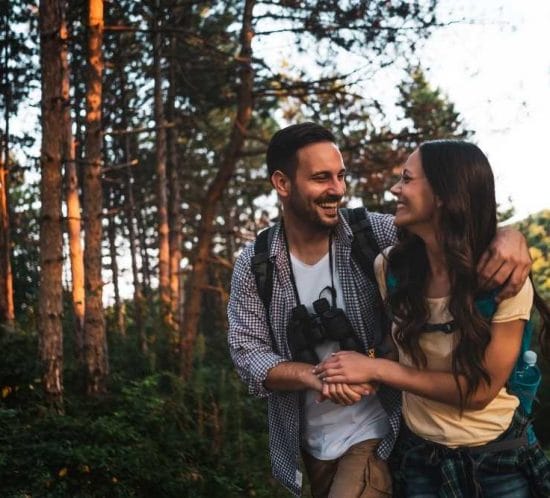 detall d'una parella viatjera gaudint de la muntanya