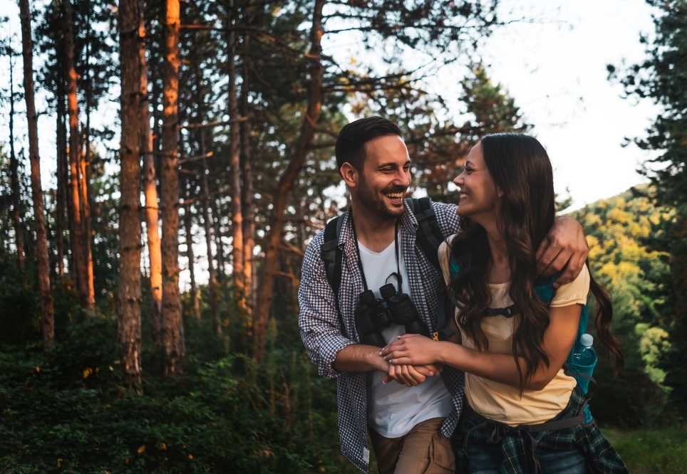 detall d'una parella viatjera gaudint de la muntanya