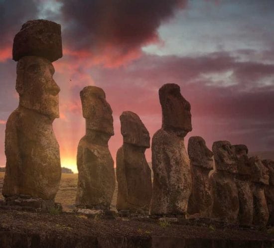 detall de la illa de pasqua amb una posta de sol