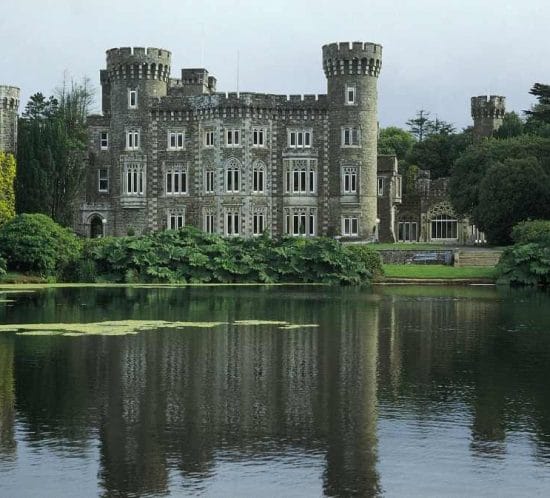 detall d'un castell a Irlanda envoltat d'un llac