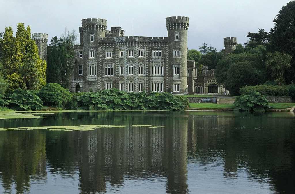 detall d'un castell a Irlanda envoltat d'un llac