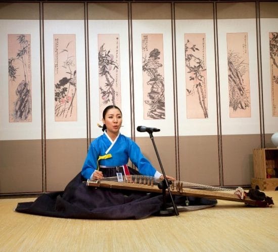 una dona tocant música tradicional coreana