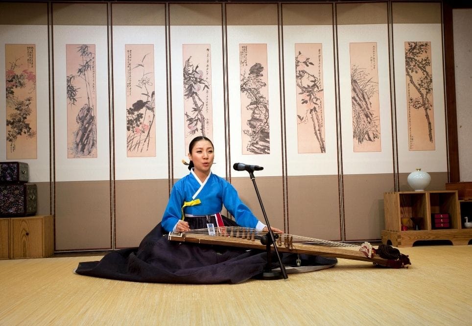 una dona tocant música tradicional coreana