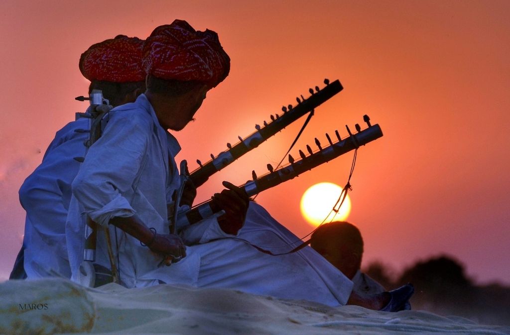 rajastan-musica-india-viatge Detall de dos músics indis tocant instruments tradicionals al capvespre